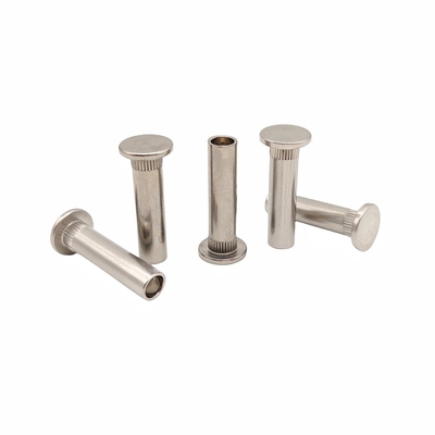 Fabrica de venta al por mayor de tornillos de acero sin remaches con remaches dentados sin estándar con cabeza plana y semiecavado.
