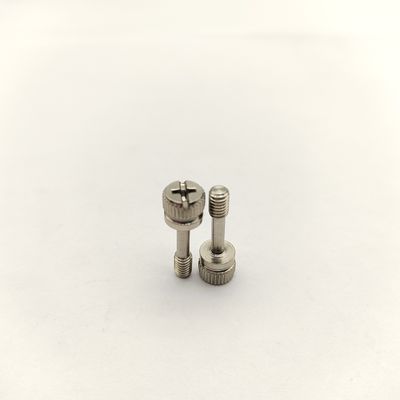 Tornillos cautivos moleteados de acero inoxidable 316 con accionamiento combinado para equipos médicos