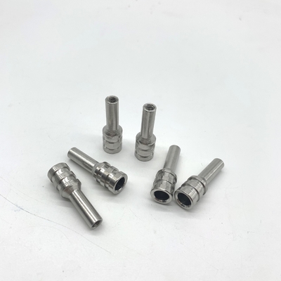 El CNC de la electroforesis tornea las piezas que trabajan a máquina, fastenal 6x31.6m m de la nuez del remache del maleficio