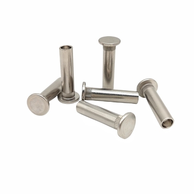 Fabrica de venta al por mayor de tornillos de acero sin remaches con remaches dentados sin estándar con cabeza plana y semiecavado.